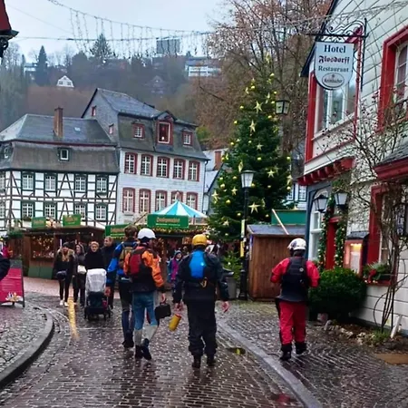 Historisches Fachwerk Haus Am Fluss