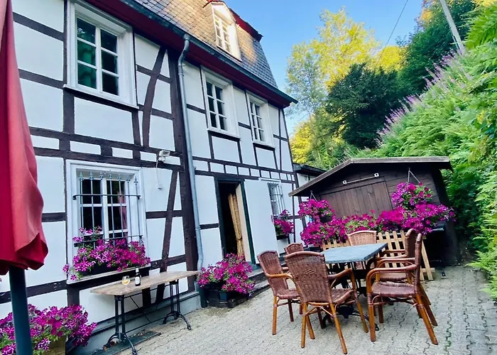 Pensionat Historisches Fachwerk Haus Am Fluss Monschau